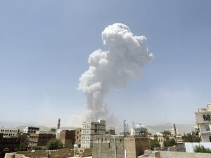Smoke billows from the Fajj Attan Hill in Sanaa following a reported airstrike by the Saudi-led coalition on an army arms depot, now under Houthi rebel control, on April 20, 2015. (AFP/Mohammed Huwais)