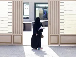 امرأة تغادر مركز اقتراع بعد الادلاء بصوتها في انتخابات المجالس البلدية في الرياض 
