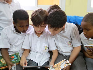 مناهج تخاطب الطلاب حسب كل مرحلة دراسية، وتعمل على بناء شخصية الطالب وفق متطلبات المرحلة