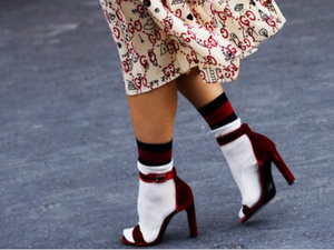 موضة الجوارب مع الصنادل .. مع أم ضد؟