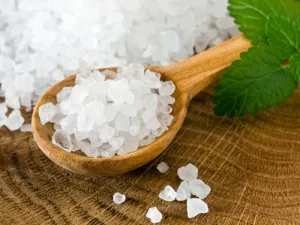 ملح البحر من المكونات الطبيعية التي تتميز بالعديد من الخواص الفعّالة لتنقية وتعقيم الفم والأسنان
