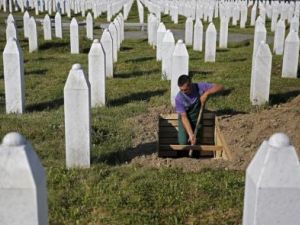 عامل يحفر قبر في المركز التذكاري لضحايا مذبحة سربرنيتشا في بوتوكاري في يوم الذكرى الحادية عشرة للمذبحة
