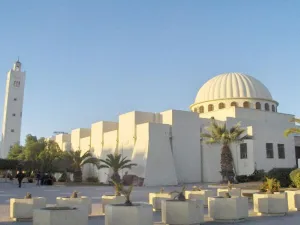 انصار امام معزول يمنعون صلاة الجمعة بجامع في تونس للاسبوع الثالث 