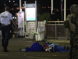 سيدة عربية تبحث بين الجثث في نيس وتصرخ "وين بنتي" 