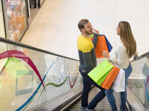 عقل الرجل مبرمج على شراء ما يحتاجه أما المرأه مبرمجة على شراء ما يعجبها 