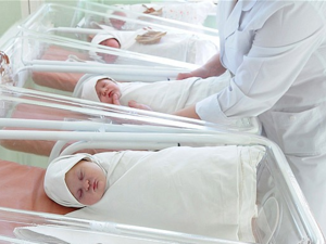 Babies in a maternity ward. (Shutterstock)