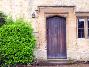 يقال بأن المكتوب يقرأ من عنوانه، وكذلك المنزل (shutterstock.com) يقال بأن المكتوب يقرأ من عنوانه، وكذلك المنزل (shutterstock.com)