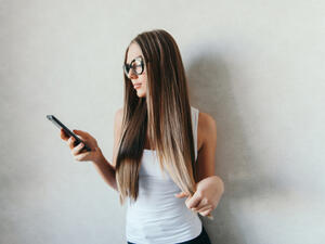 للحصول على شعر صحي وممتلئ، لا بد أولاً من تدليل فروة الرأس (shutterstock.com)