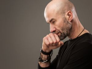 لا يفقد الرجل الأصلع أناقته (shutterstock.com)