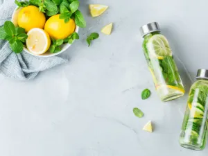 يعد الليمون غنيا بفيتامين “سي”، وهو ضروري لصحة البشرة (shutterstock.com)
