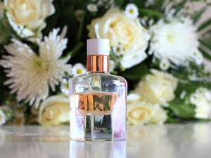 اخلطي المسك الأبيض بماء الورد (shutterstock.com)
