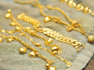 من الخطأ استخدام بكربونات الصوديوم في تنظيف الذهب (shutterstock.com)