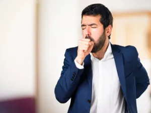 نوبات السعال لا تنتهي، وغالبًا ما تكون مؤلمة (shutterstock.com)
