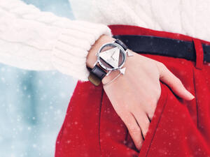 موضة البنطال الأحمر الواسع (shutterstock.com)
