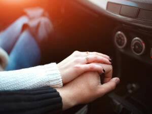 تشابك الأيدي دليل على الترابط القوي بين الطرفين (shutterstock.com)
