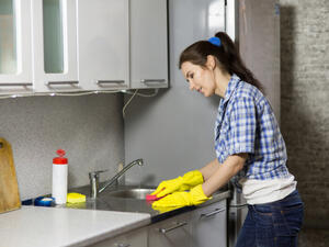 أعمال التنظيف المنزلية يمكن أن تشكل خطراً على صحة الجهاز التنفسي (shutterstock.com)  أعمال التنظيف المنزلية يمكن أن تشكل خطراً على صحة الجهاز التنفسي (shutterstock.com)