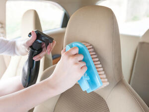 غطسوا فرشاة في هذا السائل وافركوا كل السطوح بالقماش (shutterstock.com)
 غطسوا فرشاة في هذا السائل وافركوا كل السطوح بالقماش (shutterstock.com)