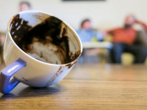 استخدمي تفل القهوة كمقشر للبشرة (shutterstock.com)
