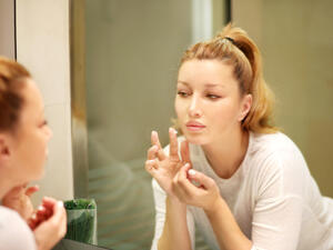 تنظيف البشرة بواسطة المستحضرات المناسبة لها مرتين في اليوم (shutterstock.com)
