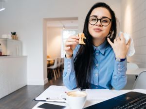 يحذر الأطباء وخبراء التغذية من أن الجلوس على المكتب لفترات طويلة (shutterstock.com)
