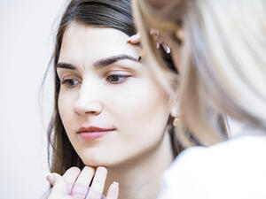 ننصحكِ باستخدام القلم وليس الجيل يوميًّا (shutterstock.com)
