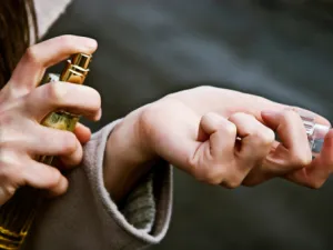 عند فتح عبوة عطرك المفضل تمتعي به واستخدميه في فترة لا تزيد عن 3 أشهر