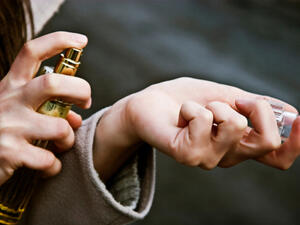 عند فتح عبوة عطرك المفضل تمتعي به واستخدميه في فترة لا تزيد عن 3 أشهر