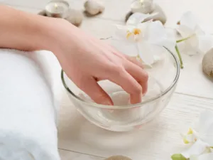 أذيبي أربع حبات من شمع العسل في وعاء ثم أضيفي له ملعقة من زيت الخروع (shutterstock.com)
