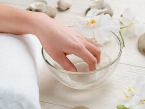 أذيبي أربع حبات من شمع العسل في وعاء ثم أضيفي له ملعقة من زيت الخروع (shutterstock.com)
