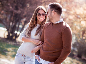 إنّ النظرة تعني للرجل كثيراً (shutterstock.com)

