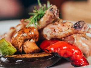 الدجاج المشوي مع الكوسا والفلفل 