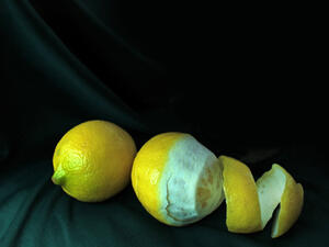 لا ترموا قشور الليمون بعد عصر هذه الفاكهة (shutterstock.com)
