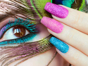 إذا كنت تعتقدين ان الماسكرا الملونة من التقليعات القديمة فأنت على خطأ (shutterstock.com)
