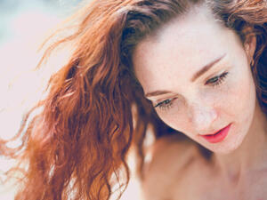 عصير الليمون بحد ذاته من الوصفات الطبيعية الرائعة لإزالة البقع الداكنة