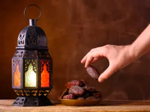 يفضل تناول التمر والخشاف والتين وغيرها لسهولة امتصاصها (shutterstock.com)
