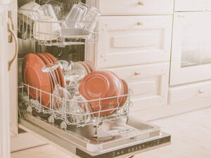 عليكِ التخلص من بقايا الطعام وفضلاته قبل وضع الأواني والأوعية في الغسالة (shutterstock.com)
 عليكِ التخلص من بقايا الطعام وفضلاته قبل وضع الأواني والأوعية في الغسالة (shutterstock.com)