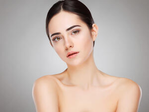 التغيرات الهرمونية أحد أسسباب ظهور الرؤوس البيضاء على البشرة (shutterstock.com)
