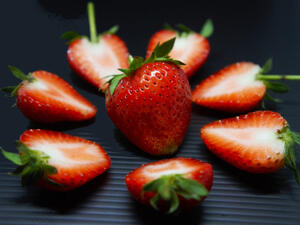 يُنصح بتمرير نصف حبة من الفراولة على الأسنان يومياً (shutterstock.com)
