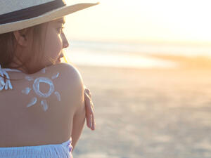 سيعمل هذا الواقي الشمسي على يحمي بشرتك من أشعة الشمس وترطيبها  (shutterstock.com)
