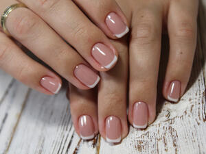 لا تختاري مستحضرات الأظافر من دون التمعن جيداً في تركيباتها (shutterstock.com)
