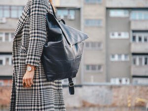  المعطف قطعة أساسية لا غنى عنها في خزانة الثياب الشتوية لاي إمرأة عصرية (shutterstock.com)
