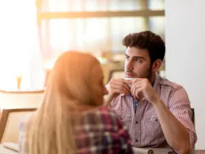 لا تغلفي تعبيرات الوجه، خاصة لهولاء الذين يفشلون في إخفاء مشاعرهم (shutterstock.com)
