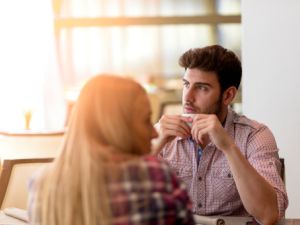 لا تغلفي تعبيرات الوجه، خاصة لهولاء الذين يفشلون في إخفاء مشاعرهم (shutterstock.com)
