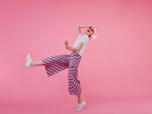البنطال القماشي يزدان هذا الموسم بنقوش رقيقة مفعمة بالأنوثة (shutterstock.com)
