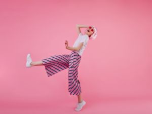 البنطال القماشي يزدان هذا الموسم بنقوش رقيقة مفعمة بالأنوثة (shutterstock.com)
