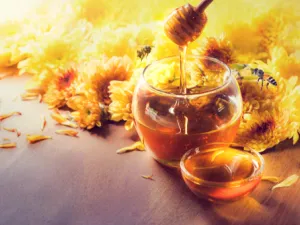 تناول مشروب ساخن مُحلى بالعسل مع الليمون والزنجبيل (shutterstock.com)
