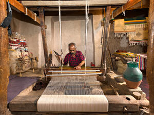 Iranian man weaves fabrics  (Shutterstock/File Photo)