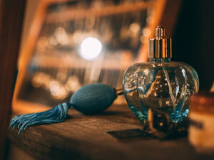 تجنبي وضع العطر بالحمام، فالرطوبة المرتفعة تفسد العطر (shutterstock.com)
