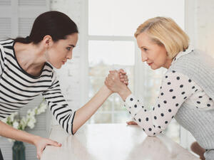 والحكمة في تعاملك مع أم زوجكِ تقتضي منكِ إسماعها الكلام الحسن وعدم معاندتها  (shutterstock.com)
 والحكمة في تعاملك مع أم زوجكِ تقتضي منكِ إسماعها الكلام الحسن وعدم معاندتها  (shutterstock.com)