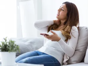 الرقبة هي أكثر أجزاء العمود الفقري حركة فهي تحمل 15% من وزن الجسم  (shutterstock.com)
